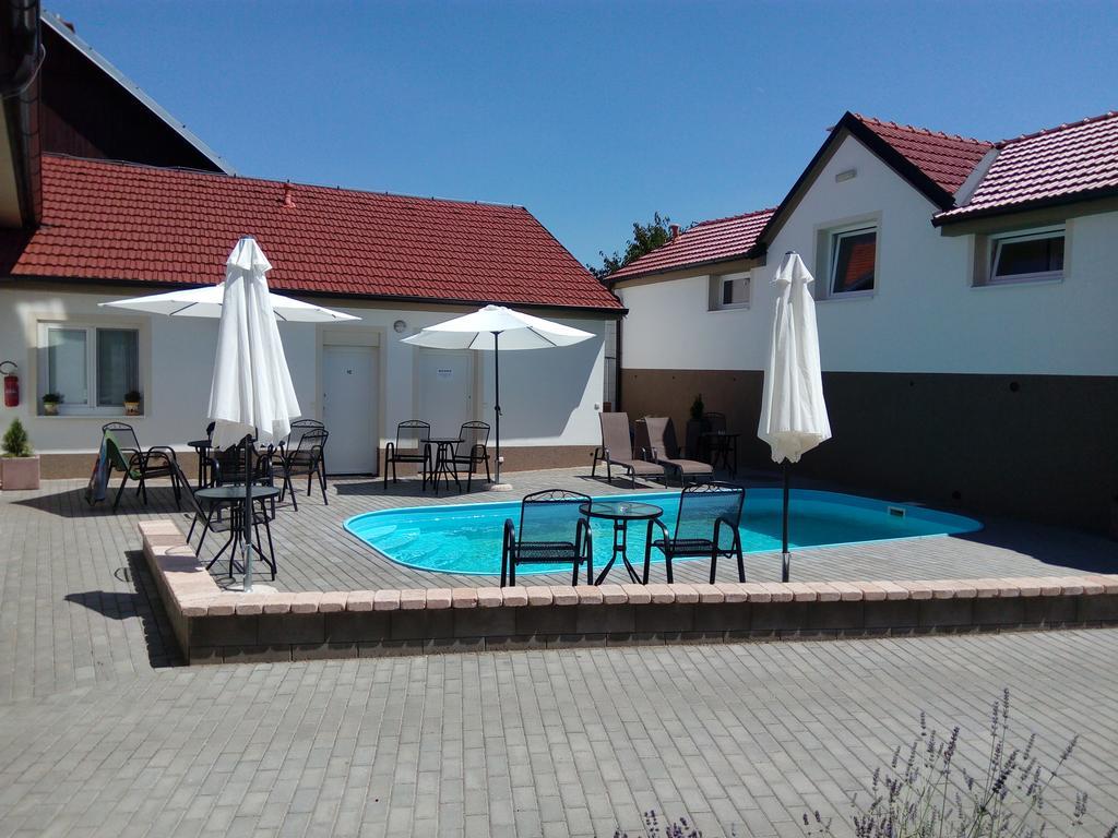 Penzion Kratochvil Dolni Dunajovice Bagian luar foto