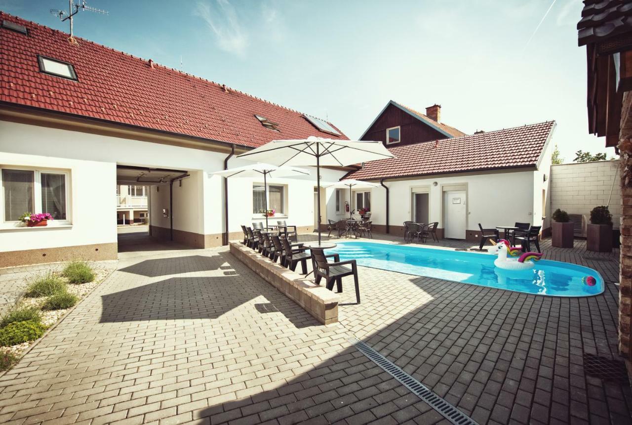 Penzion Kratochvil Dolni Dunajovice Bagian luar foto
