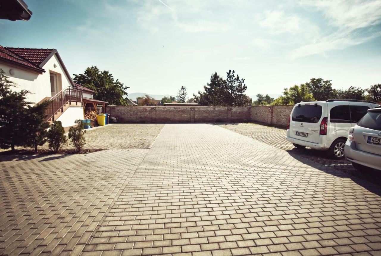 Penzion Kratochvil Dolni Dunajovice Bagian luar foto
