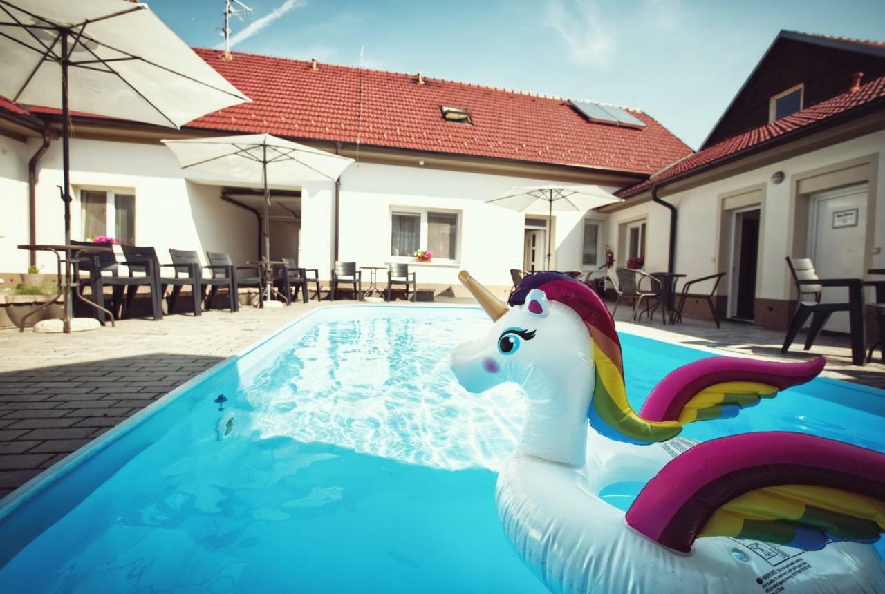 Penzion Kratochvil Dolni Dunajovice Bagian luar foto